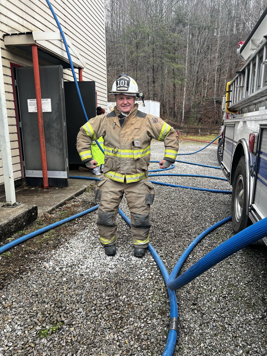 BellCoVolFD's tweet photo. Today - 6:30pm Firefighter Training 

Bring your gear and if interested in joining the Fire Dept come and see what training looks like.  We train at our Headquarters, located at 99 Page School Rd, Pineville, Ky.

Training photos of our Volunteers!
#BellCountyKY #bcvfdhq #bcvfd https://t.co/pIDlgYQzi1