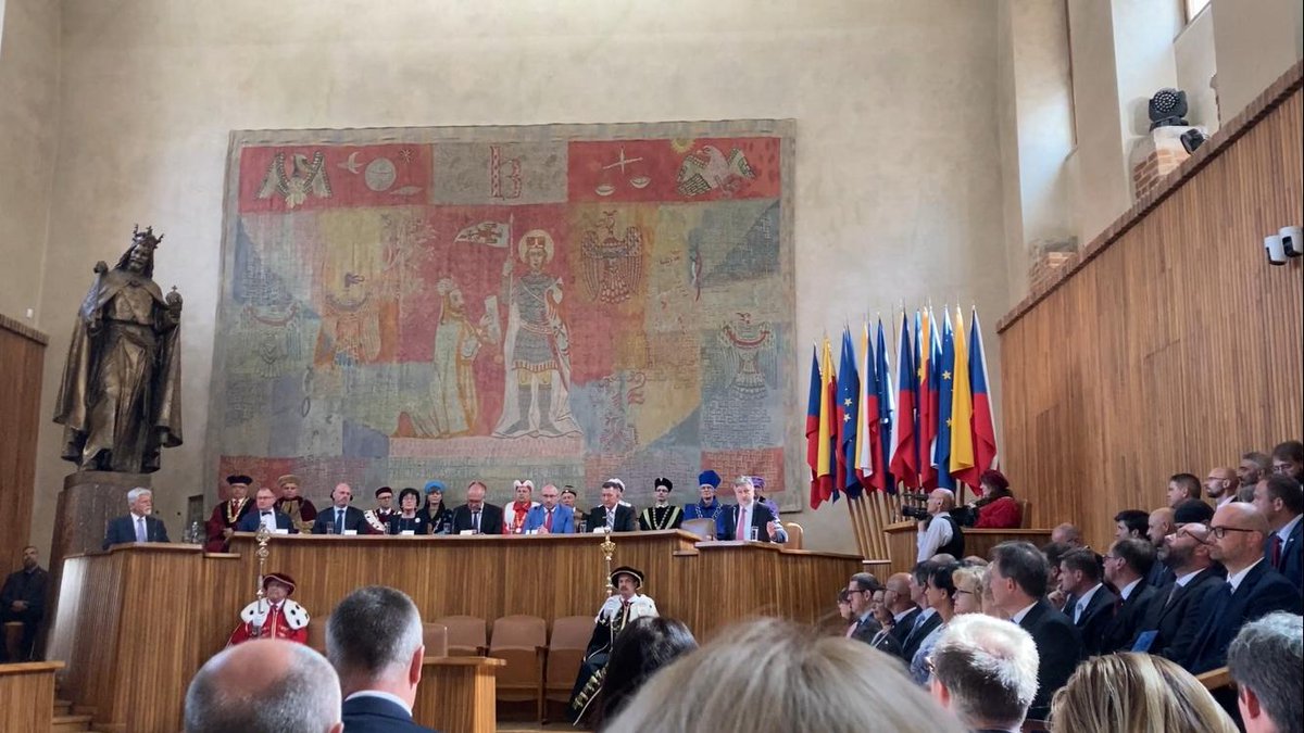 Z dnešního předávání profesorských dekretů z rukou <a href="/prezidentpavel/">Petr Pavel</a> a ministra <a href="/MikulasBek/">Mikuláš Bek</a>. <a href="/Ostravska_Uni/">Ostravská univerzita</a> má 4 nové profesory: J. David z <a href="/filda_ou/">Filozofická fakulta OU</a>, Z. Tomovski a P. Hulva z <a href="/Prf_Ostravska/">Prf_Ostravska</a> a D. Jandačka, děkan <a href="/pdfosu/">Pedagogická fakulta Ostravské univerzity</a>. Gratuluji a smekám 🎩  #jsmeostravska