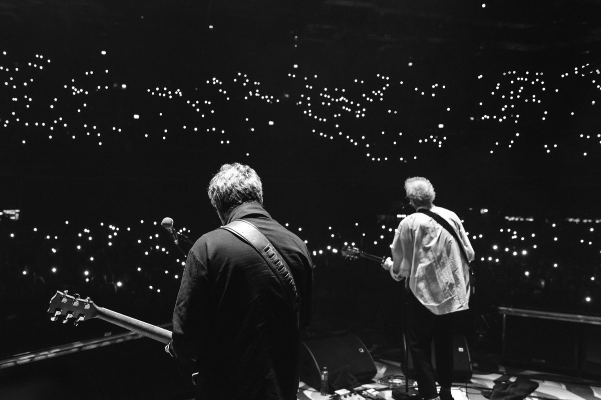 TravisBand's tweet photo. Touring with our friends the mighty mighty @thekillers is up there with some of the best memories we've had on the road... AND THAT'S JUST AFTER ONE NIGHT!! Dublin thank you for being an incredible audience. Hey, you know what? Let's do it all again tomorrow... oh hell let's do it on Saturday too!!
❤️ 🇮🇪 F, D, A & N

📸 Chris Phelps