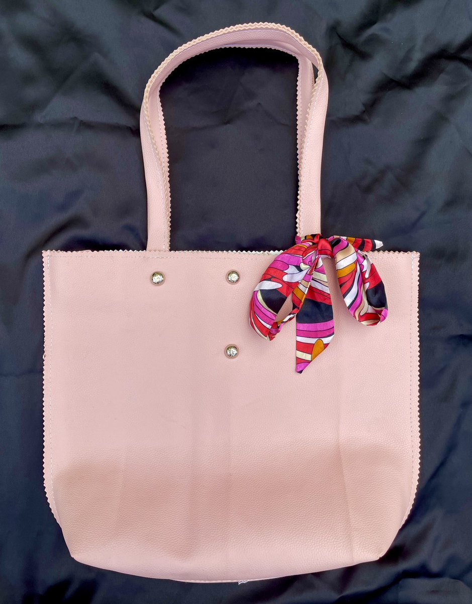 Hi Everyone! 
I sell very affordable and stylish leather bags 
perfect for work, school, church or just some casual outing.
Regular size:  #4800 for black, #4500 for other colours
Large size: #6000 for black, #5700 for other colours
 
Nationwide delivery 🚚