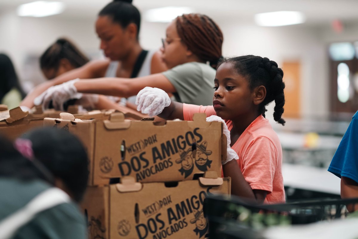 FortBendISD's tweet photo. We are beyond grateful for the volunteers who gathered this morning to package food for the @BrighterBites food distribution at @MHE_Hawks today! #compassionatecitizens https://t.co/Ug0kKOOXfC