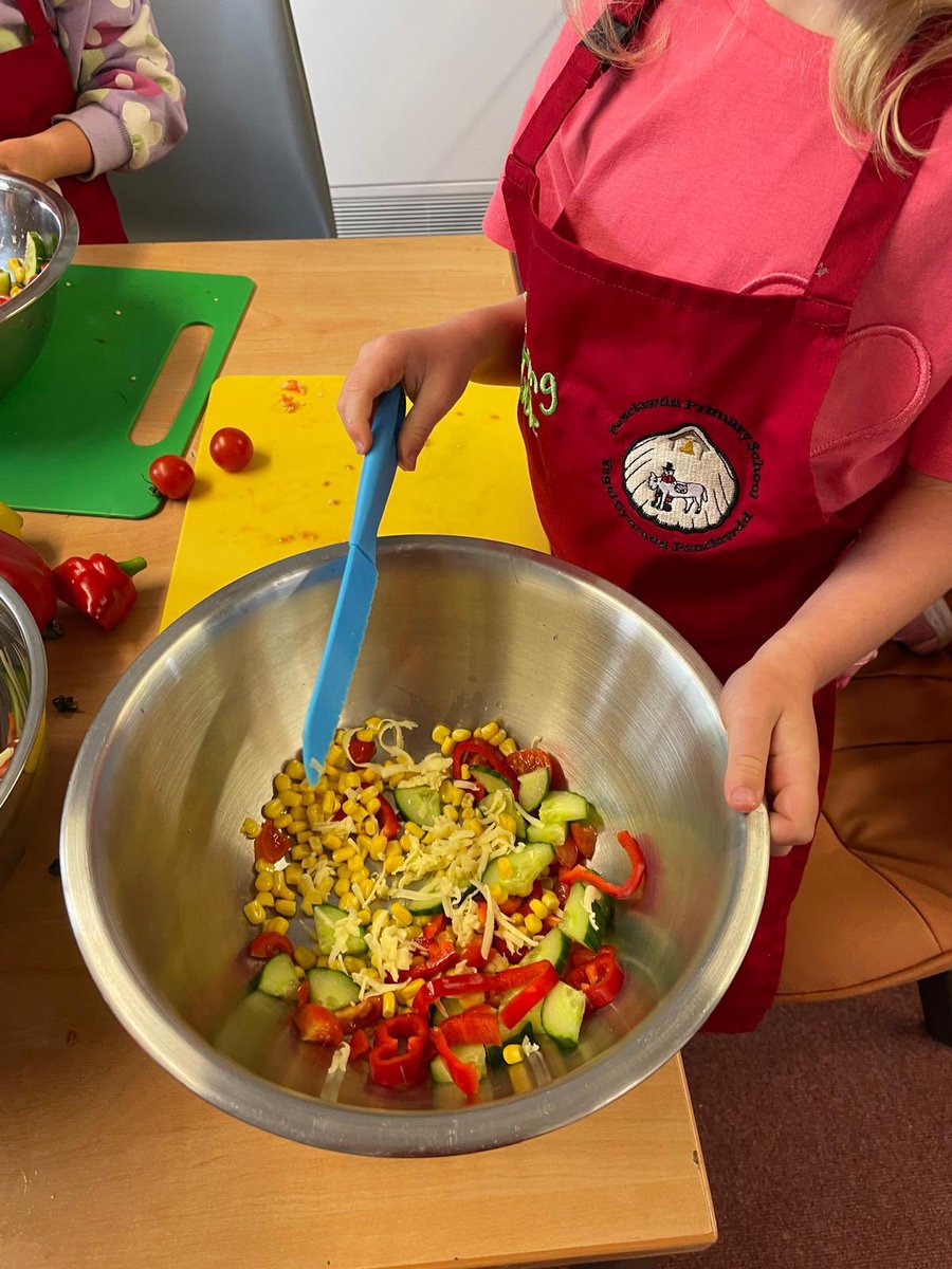 Penclawdd's tweet photo. Today in #PencACL our youngest learners made a fresh pasta salad 🥗 🥕🧅🫒. It was a great opportunity to taste new ingredients. Hands up if it tastes good! 😊 #PencACL #PencHCI #Penccomm https://t.co/SzoohaVul5
