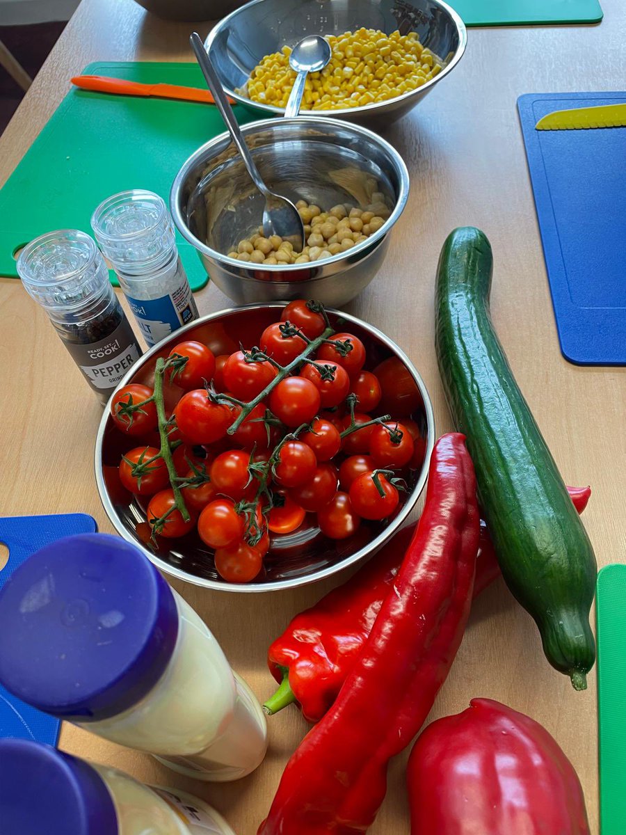 Penclawdd's tweet photo. Today in #PencACL our youngest learners made a fresh pasta salad 🥗 🥕🧅🫒. It was a great opportunity to taste new ingredients. Hands up if it tastes good! 😊 #PencACL #PencHCI #Penccomm https://t.co/SzoohaVul5