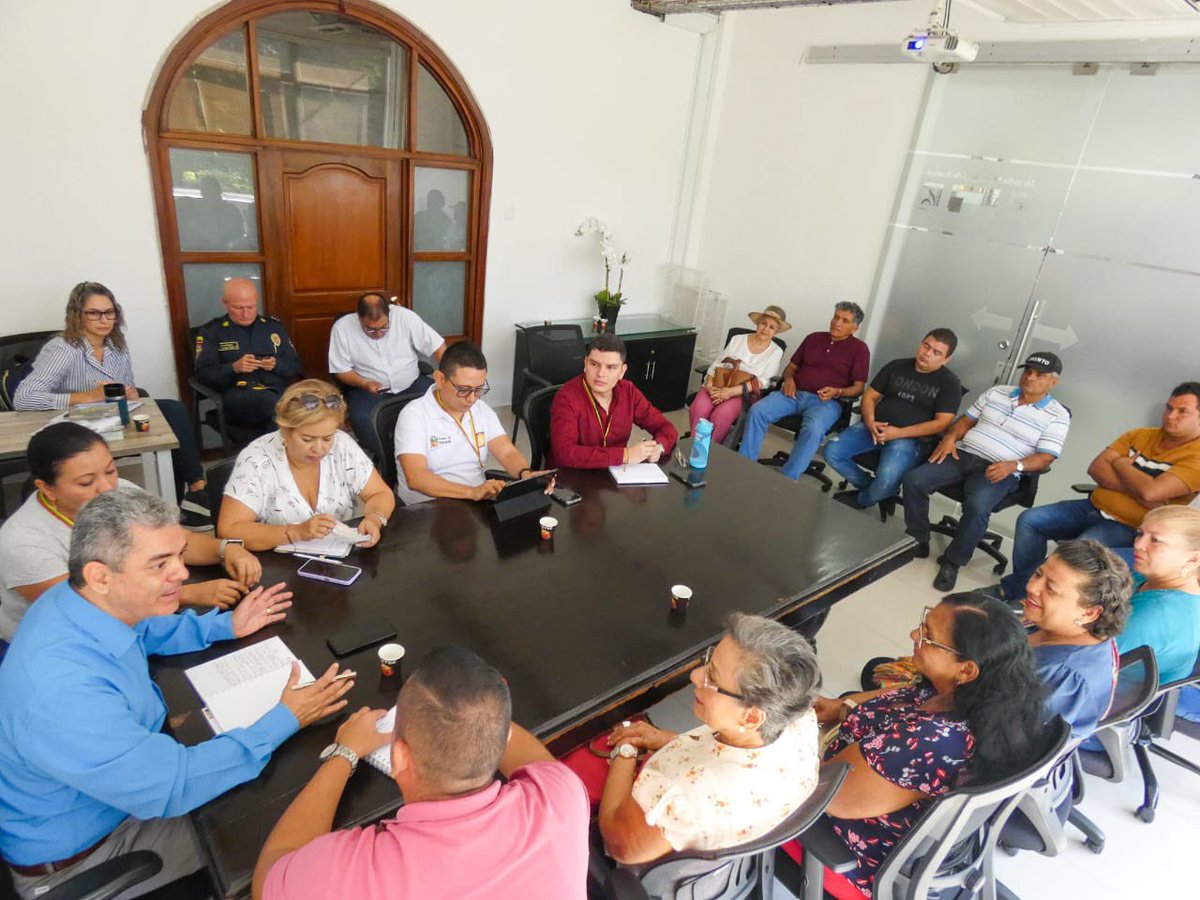 Alcaldiaibague's tweet photo. Un Gobierno de puertas abiertas✨ Recibimos a los líderes y habitantes de Buenos Aires para atender sus inquietudes y brindar soluciones inmediatas. Unidos trabajamos por mejor las condiciones de los ibaguereños. https://t.co/O3WM4Pqsg0