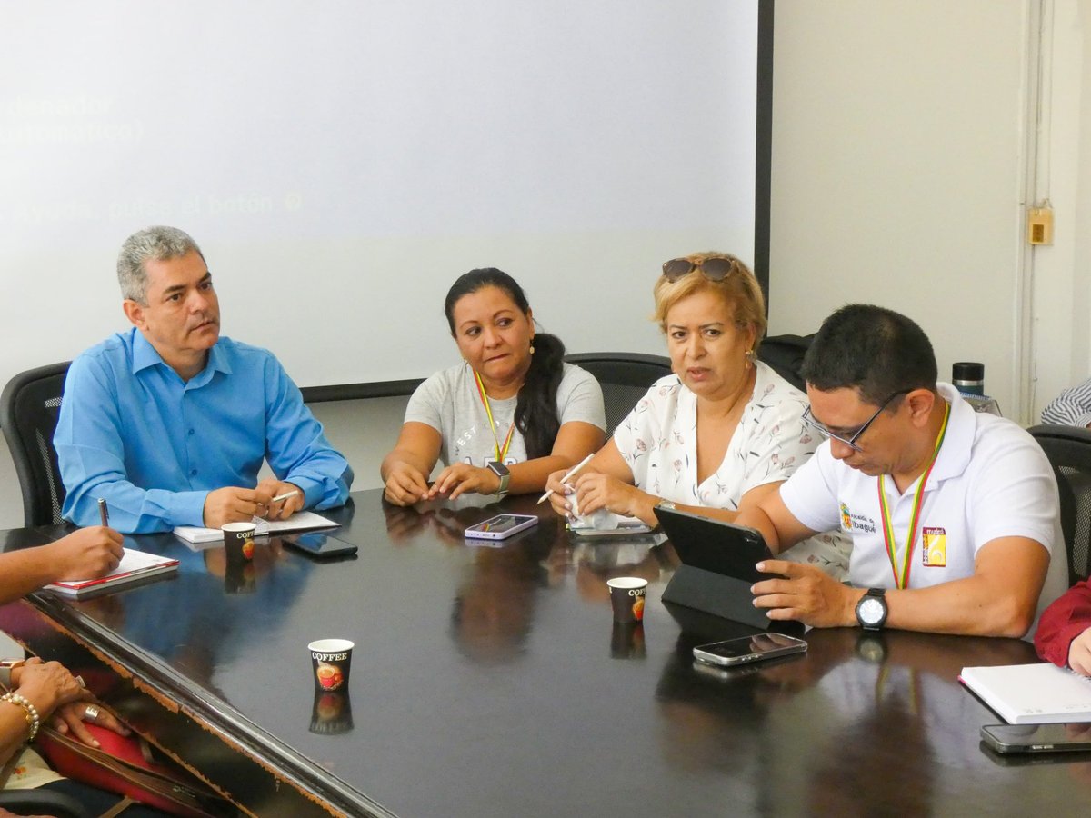 Alcaldiaibague's tweet photo. Un Gobierno de puertas abiertas✨ Recibimos a los líderes y habitantes de Buenos Aires para atender sus inquietudes y brindar soluciones inmediatas. Unidos trabajamos por mejor las condiciones de los ibaguereños. https://t.co/O3WM4Pqsg0