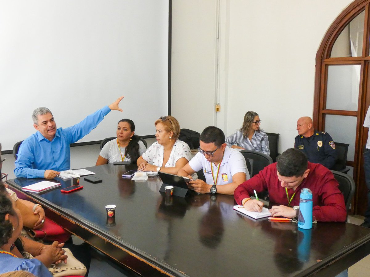 Alcaldiaibague's tweet photo. Un Gobierno de puertas abiertas✨ Recibimos a los líderes y habitantes de Buenos Aires para atender sus inquietudes y brindar soluciones inmediatas. Unidos trabajamos por mejor las condiciones de los ibaguereños. https://t.co/O3WM4Pqsg0