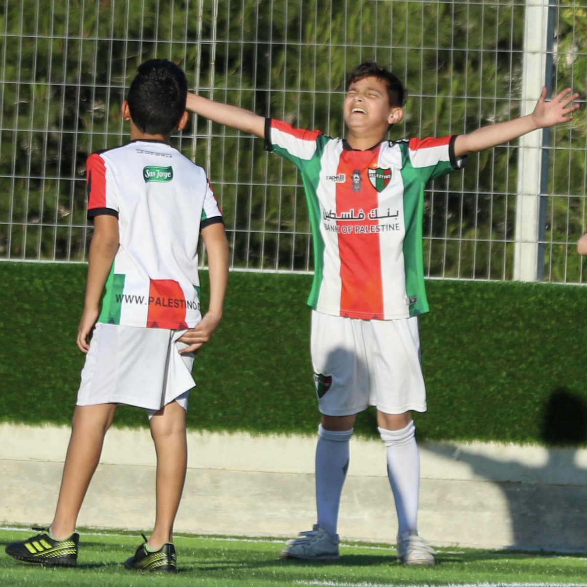 CDPalestinoSADP's tweet photo. 😊 ¡Qué lindo poder dibujar una sonrisa en estos pequeños, tras meses de sufrimiento! 🙏🏻

📲 Entérate de todos los detalles en https://t.co/qWVEigwhSy 🔗 

Más que un equipo, #TodoUnPueblo 🇵🇸 https://t.co/9ZDkM1NGvP
