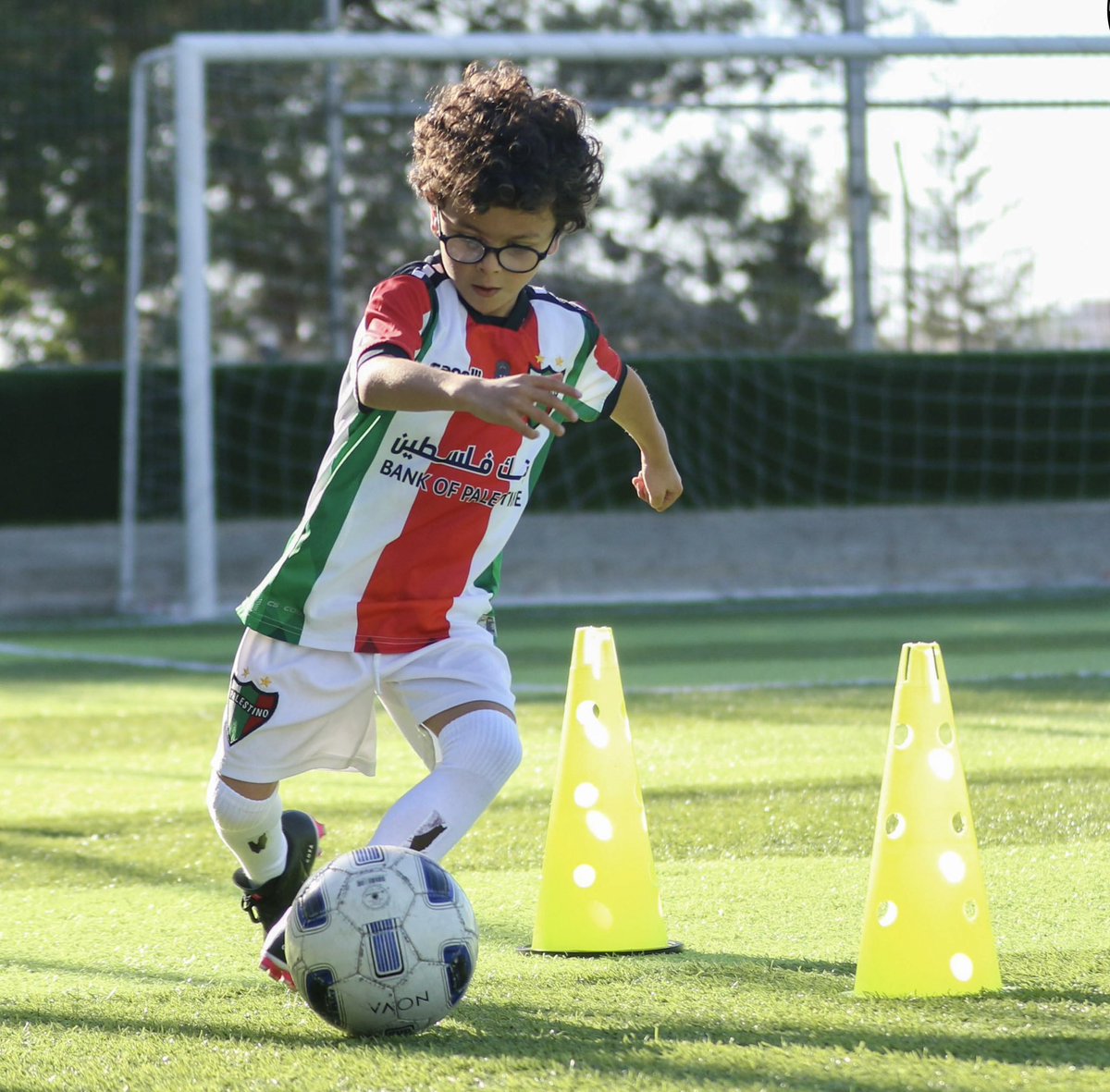CDPalestinoSADP's tweet photo. 😊 ¡Qué lindo poder dibujar una sonrisa en estos pequeños, tras meses de sufrimiento! 🙏🏻

📲 Entérate de todos los detalles en https://t.co/qWVEigwhSy 🔗 

Más que un equipo, #TodoUnPueblo 🇵🇸 https://t.co/9ZDkM1NGvP
