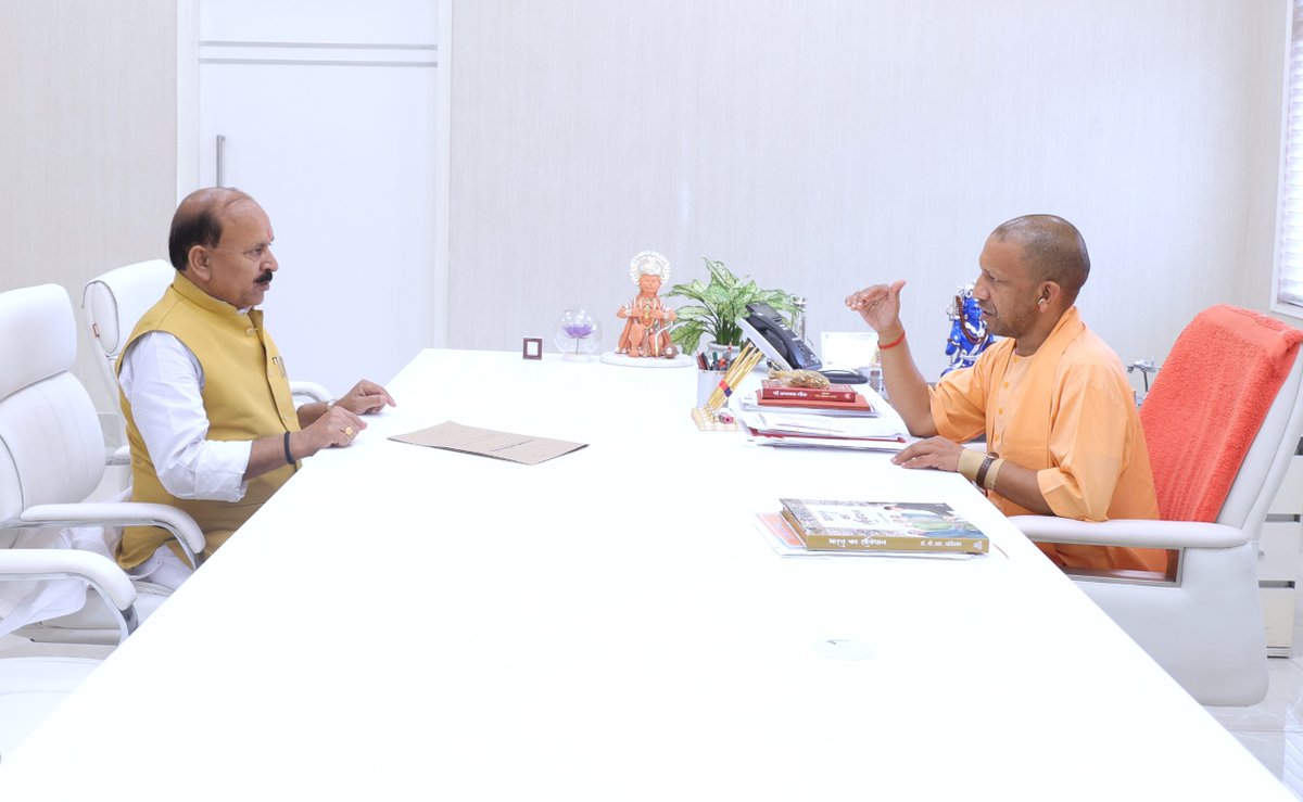 मुख्यमंत्री श्री <a href="/myogiadityanath/">Yogi Adityanath</a> जी महाराज से आज लखनऊ में उ.प्र. सहकारी ग्राम विकास बैंक लि. के सभापति श्री संतराज यादव जी ने शिष्टाचार भेंट की।