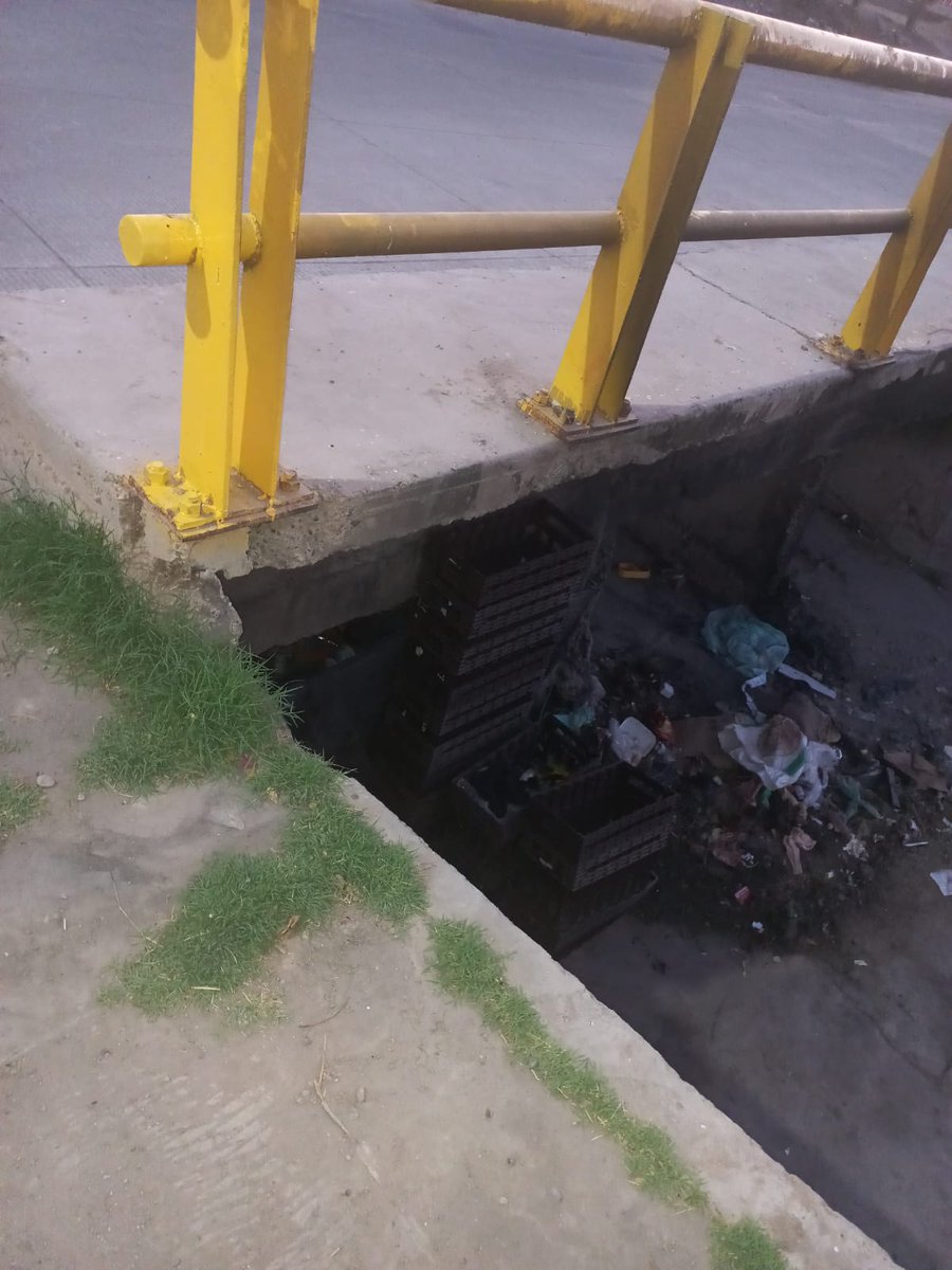 colonos_las's tweet photo. @servpublicoshmo @HermosilloGob @SEDESSON URGE su apoyo para la remoción de basura y escombros en el Canal de las Víboras, para evitar obstrucciones ante posibles lluvias. Parte del problema es el abandono de la vigilancia y de personas en situación de calle que buscan refugio. https://t.co/hoxayvWP53