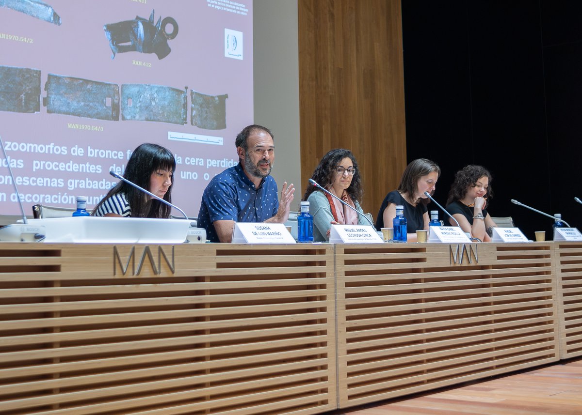 HesterVegter's tweet photo. Our first round table session has just ended, As part of the discussion on the life of objects, topics included experimental approaches to iron forging and bronzes in the iron age! #EJA2024 https://t.co/lWTVsnrCcp