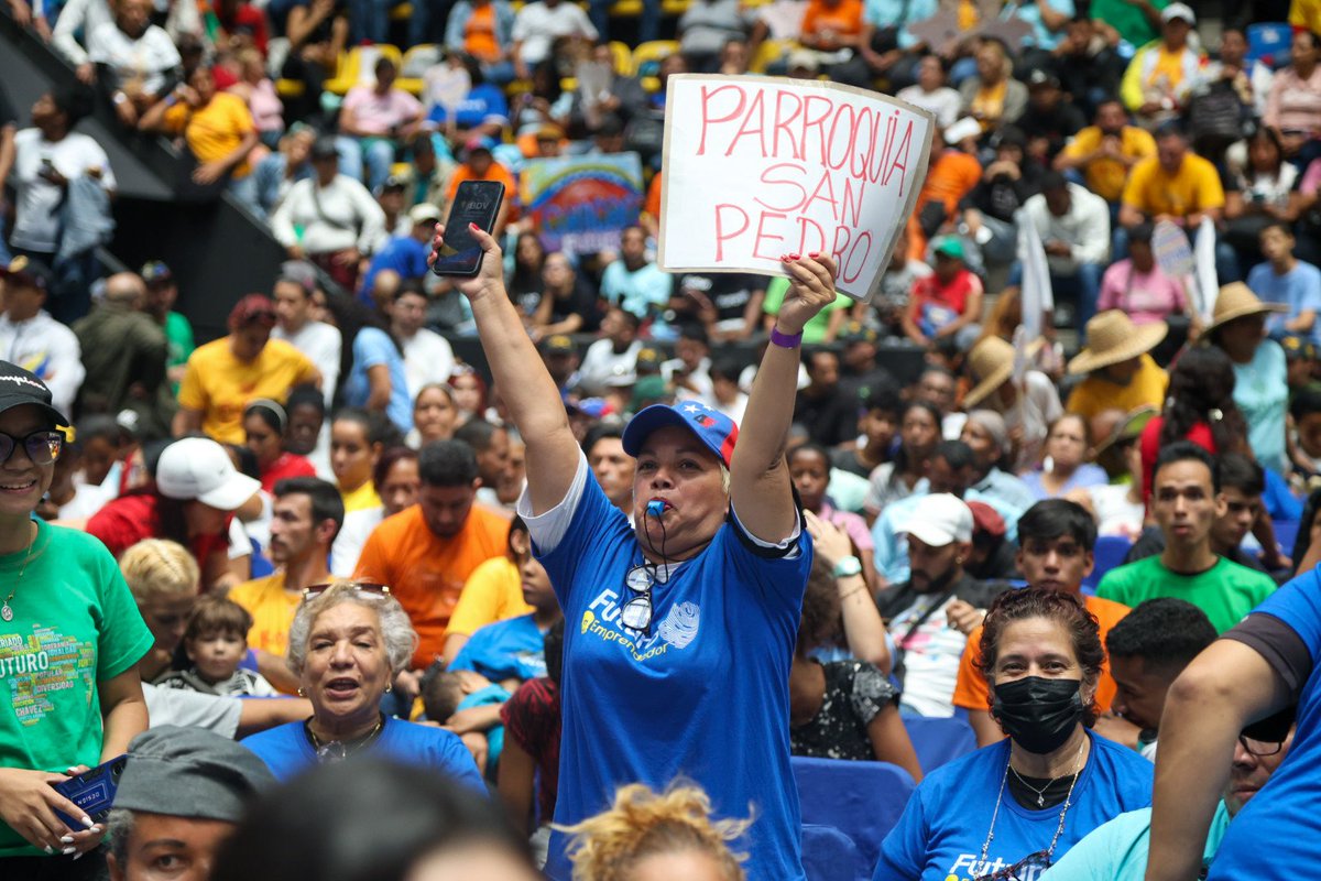 movfuturoven's tweet photo. Nos une el amor, nos junta la alegría. En Venezuela estamos decididos a seguir creciendo, construyendo un #Futuro para todas nuestras familias.❤️

¡Futuro es alegría, es amor! 🇻🇪 https://t.co/9S6HPNdKrx