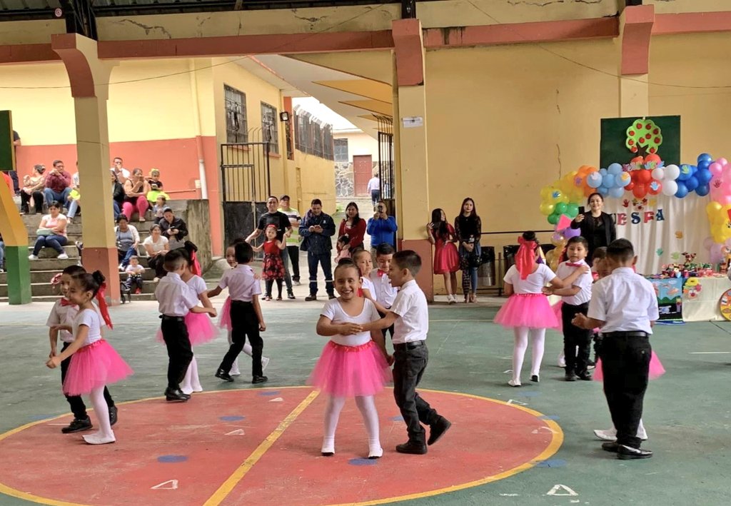 EducacionZ7_Ec's tweet photo. Los 110 docentes que integran las Redes de Aprendizaje del Distrito Zamora-Yacuambi plasman, en los eventos de cierre de actividades, los aprendizajes impartidos a estudiantes de Educación Inicial y Preparatoria con coreografías, stands y artistas.

#ElNuevoEcuadorResuelve https://t.co/BsUBvNMlnm