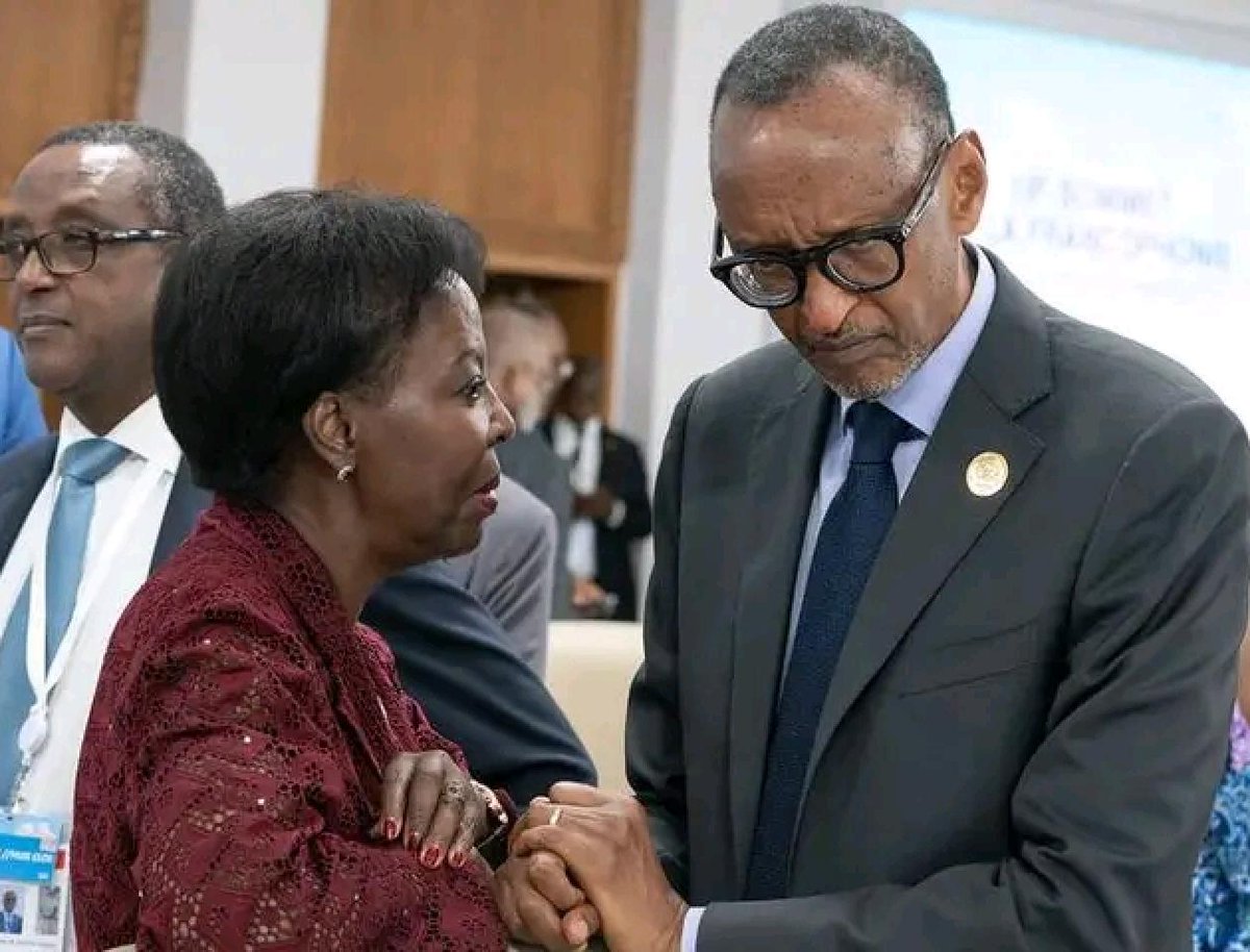 EmmanuelINTORE's tweet photo. #DutereAgatebe: Akunda Prezida @PaulKagame kubwo guha ikerekezo ubuzima bwe n'igihugu cy'u Rwanda ndetse ubu akaba ari mu #BAGORE bayoboye isi.
Ni Inkotanyi cyane igira ukuri, umurava, urukundo, ubwitange Kandi akaba inshuti ikomeye y'urubyiruko rwo mu Rwanda ndetse n'isi yose muri rusange. Ni Umuchou wacu!!
Louise Mushikiwabo yavukiye i @CityofKigali ku itariki 22 Gicurasi 1961 akaba mwene Bitsindinkumi na Nyiratulira.
Ise yari umuhinzi-mworozi nk’umwuga wari utunze umuryango we, ariko yanakoze akazi ko kubika ibitabo by’amakuru yo mu mirima y’ikawa y’abakoloni.
Mushikiwabo ni bucura mu bana icyenda, barimo Ndasingwa Landouard (Lando) wari umucuruzi wo mu rwego rwo hejuru n’umunyapolitike mu Rwanda mbere yo kwamburwa ubuzima muri Jenoside yakorewe Abatusti mu 1994, akazungurwa na mushiki we Anne-Marie Kantengwa (Ubuzima bw'imfura #Lando nabugarutseho mu Cyumweru cyo kwibuka ku nshuro ya 30 Jenoside yakorewe abatutsi 1994).
Anne-Marie Kantengwa ni we wasigaranye ibikorwa bya Lando birimo hotel #ChezLando (Abazi Remera murahazi), aza no kuba umudepite mu Nteko Ishinga Amategeko y’u Rwanda (2003 – 2008).
Madamu Mushikiwabo, Nyuma yo kurangiza amashuri abanza n’ayisumbuye mu 1981, yagiye kwiga muri Kaminuza nkuru y’u Rwanda (UNR) muri Perefegitura ya Butare. Ubu ni Kaminuza y’u Rwanda (@Uni_Rwanda), ishami riherereye muri @HuyeDistrict, Intara y’Amajyepfo/ @RwandaSouth.
Mushikiwabo yarangije amasomo ya kaminuza mu mwaka wa 1984 mu ishami ry’indimi, ahavana impamyabumenyi y’icyiciro cya kabiri (A0) mu Cyongereza, hanyuma yigisha igihe gito mu mashuri yisumbuye, mu 1986 ajya muri Leta Zunze Ubumwe za America (#USA), akomeza amasomo mu cyiciro cya gatatu cya kaminuza mu ishami ry’indimi n’ubusemuzi kuri kaminuza ya Delaware (@UDelaware).
Arangije kwiga muri #USA mu 1988, Mushikiwabo yakomeje gukorera akazi i #Washington D.C. ahamara imyaka 20, nyuma yimukira muri Tunisia gukora muri Banki ya Afurika itsura Amajyambere, aho yakoze imirimo inyuranye harimo no kuyobora ishami ry’itumanaho.
Muri 2006 Mushikiwabo yasohoye igitabo kitwa ‘#Rwanda_Means_The_Universe’, ugenekereje mu Kinyarwanda (Rwanda bisobanura Isanzure).
Ni igitabo yafatanyije n’umunyamakuru #JackKramer cyibanda cyane kuri Jenoside yakorewe Abatutsi mu 1994.
Kugeza ubu @LMushikiwabo ni Umunyamabanga Mukuru wa kane w’Umuryango Mpuzamahanga w’ibihugu bivuga Igifaransa (@OIFrancophonie), umwanya yatorewe bwa mbere muri 2018 (Yerevan, Armenia), yongera kugirirwa icyizere cyo kuyobora indi myaka ine mu nama ya 18 ya #OIF (Djerba, Tunisia) kuwa 19 Ukwakira 2022.
Mbere yo gutorerwa manda ya mbere y’imyaka ine ku buyobozi bwa OIF muri 2018, Mushikiwabo yabaye Ministitiri w’Itangazamakuru guhera 2008 – 2009, ndetse aza kuba Minisitiri w’Ububanyi n’amahanga kuva mu mwaka wa 2009 kugera 2018.
Muri 2014, Radio Mpuzamahanga y’Abafaransa (@RFI) yashyize Mushikiwabo ku mwanya wa Gatatu mu bagore bakomeye muri Afurika, naho muri 2018 ikinyakuru #JeuneAfrique kimushyira mu ruhando rw’abantu bavuga rikumvikana kuri uyu mugabane.
Umuryango Mpuzamahanga w’ibihugu bihuriye ku Gifaransa (OIF) uyobowe n’Umunyarwandakazi Louise Mushikiwabo ku nshuro ya 2, wabonye izuba mu 1970.
Uyu mubyeyi ni umunyabigwi ukomeye cyane Abanyarwanda twishimira kuba dufite.
Byose yagezeho, ahora ashimira Nyakubahwa President Paul KAGAME wahaye umugore ijambo maze akaba nyambere mu kubaka u Rwanda n'iterambere ry'Afurika.
🛑𝐔𝐤𝐢𝐛𝐲𝐢𝐛𝐮𝐤𝐚, 𝐛𝐚𝐧𝐳𝐚 𝐠𝐮𝐤𝐨𝐫𝐚 𝐅𝐎𝐋𝐋𝐎𝐖 𝐤𝐮𝐫𝐢 @EmmanuelINTORE 𝐮𝐝𝐚𝐜𝐢𝐤𝐰𝐚 𝐧'𝐚𝐦𝐚𝐤𝐮𝐫𝐮, 𝐚𝐦𝐚𝐭𝐞𝐤𝐚 𝐧'𝐈𝐍𝐓𝐖𝐀𝐑𝐈 𝐳𝐚𝐫𝐮𝐠𝐰𝐢𝐫𝐢𝐣𝐞 𝐢𝐛𝐢𝐠𝐰𝐢 🫴
#RwOX #Rwanda #Inkotanyi
@PMudakikwa @jnabdallah @albcontact @byukavuba