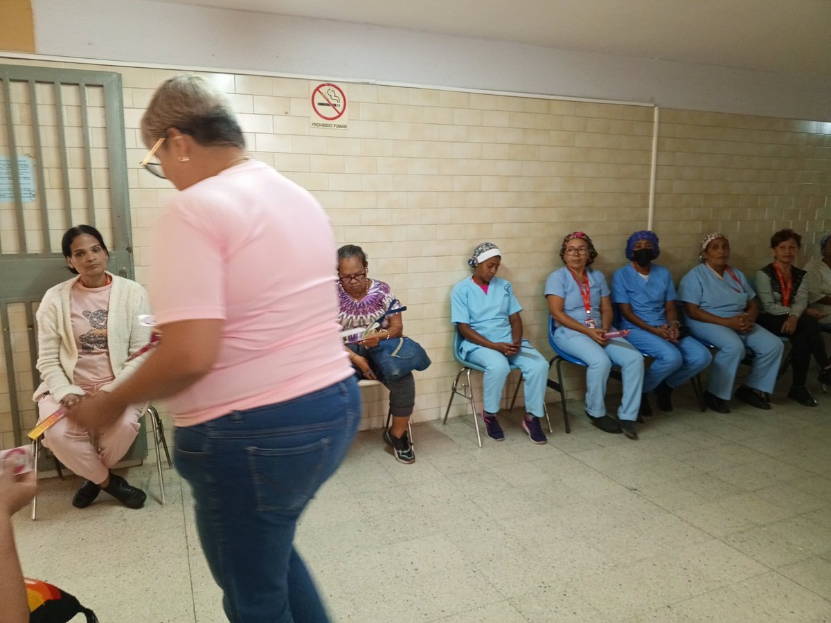 PopularJulioI's tweet photo. Representante de INAMUJER dictó charla sobre el violentometro y realizó entrega del mismo a las usuarias.
#VenezuelaPotencia
#Juntosporcadalatido.♥️
@MagaGutierrezV @NicolasMaduro @Somosivss https://t.co/Cg0ydFCJHu