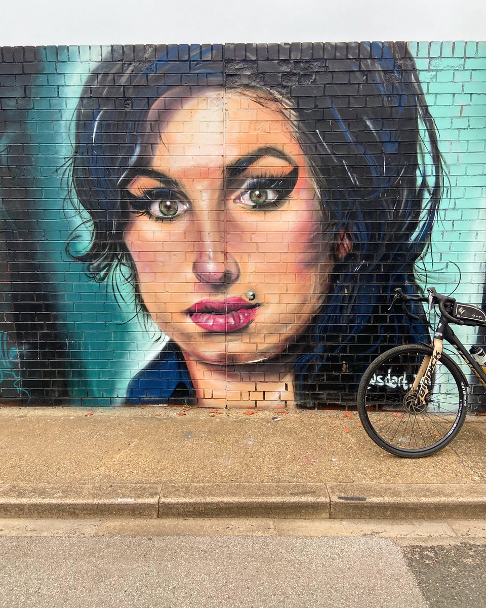 KER1NS17's tweet image. @Banksidegalhull  well worth a pic on my daily commute clever stuff 🙌 #amywinehouse #banksidegallery #hull #CyclingLife
