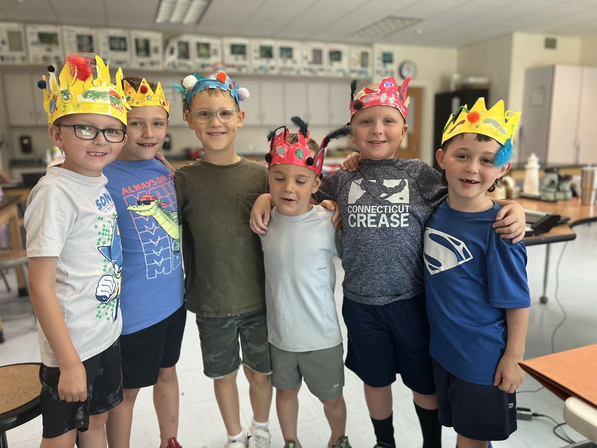 MrsHowardArt's tweet photo. Best kids! Kindergarten is Royalty! https://t.co/7fjSkdBJut