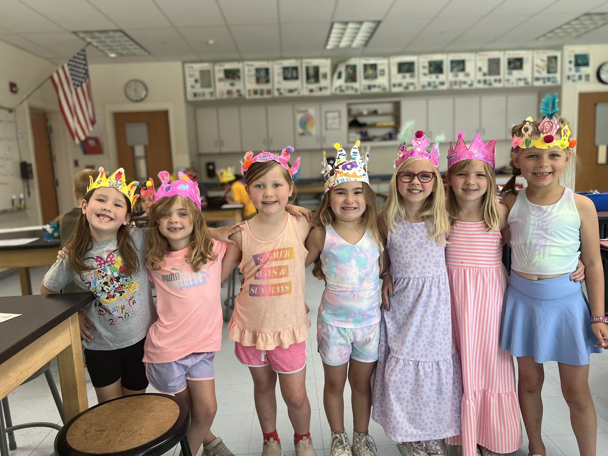 MrsHowardArt's tweet photo. Best kids! Kindergarten is Royalty! https://t.co/7fjSkdBJut