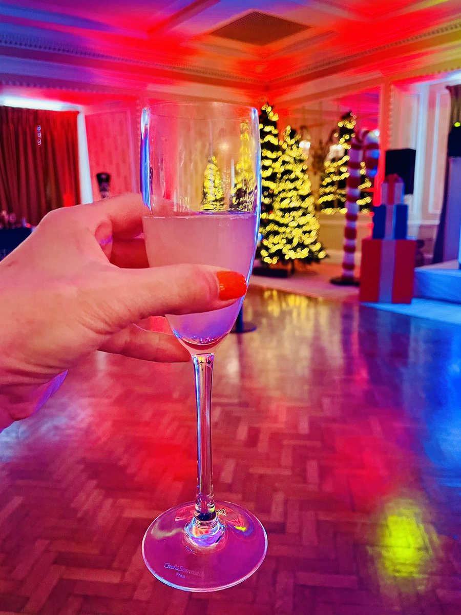 ForrestKaz's tweet photo. @manchester_hall Thank you for a wonderful evening at your Christmas 🎄 showcase last night 🥂💫 ✨ ❤️#christmasshowcase #christmas 🌟 https://t.co/JFMTM4pz5F
