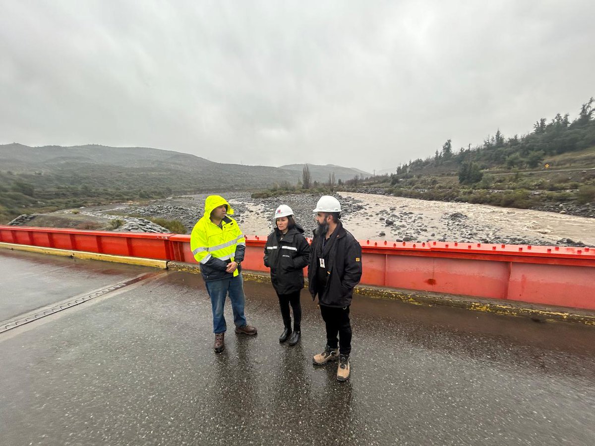 MOPOHiggins's tweet photo. #MOPenTerreno
🦺En #Coya Dir. Nacional de Arquitectura, Loreto Wahr y Dir. Regional, junto con Jefe Provincial #Vialidad, inspeccionan caminos y puentes sector Chacayes, badén Sierra Nevada y Clonque, verificando en terreno que rutas se encuentran sin problemas de conectividad. https://t.co/xJTp9NNi9k