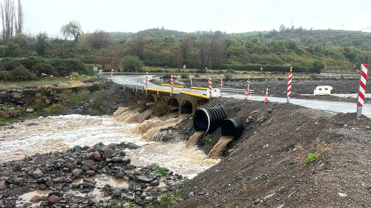 MOPOHiggins's tweet photo. #MOPenTerreno
🦺En #Coya Dir. Nacional de Arquitectura, Loreto Wahr y Dir. Regional, junto con Jefe Provincial #Vialidad, inspeccionan caminos y puentes sector Chacayes, badén Sierra Nevada y Clonque, verificando en terreno que rutas se encuentran sin problemas de conectividad. https://t.co/xJTp9NNi9k