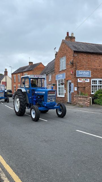 Leigh984's tweet photo. Images and video featuring the @Archers_View vintage tractor run through Main Street #Countesthorpe fundraising for Leicβs MS Therapy Centre @LOROSHospice @RainbowsHospice @Wishes4Kids. @visit_leicester @visitblaby @DocMediaCentre @BBCLeicester https://t.co/k7bwnQvudp https://t.co/xGPbfnImNZ