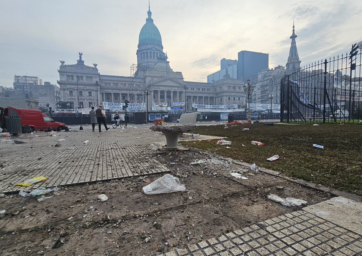 🚨| ÚLTIMA HORA: Así quedó la Plaza del Congreso en Argentina tras el intento de golpe de Estado de los terroristas comunistas de ayer. Los daños están valuados en miles de millones de pesos. 🇦🇷 Hay que pasarle la factura a las organizaciones políticas que promovieron esto.