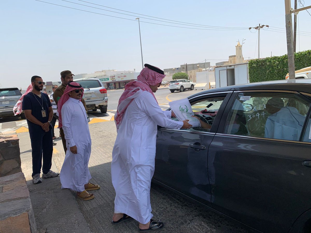 Rijal_Almaa_M's tweet photo. #حج_١٤٤٥هـ ||

بناءً على توجيه سمو أمير منطقة #عسير؛ محافظ #رجال_ألمع يتواجد مساء اليوم في نقطة الضبط الأمني بالحريضة يرافقه عدد من الجهات الأمنية والخدمية؛حيث تم الترحيب بالحجاج المسافرين وعرض كافة الخدمات التي قدمتها حكومتنا الرشيدة،وتقديم الضيافة الخاصة بهم وفق التوجيه الكريم. https://t.co/caYsnGiknc