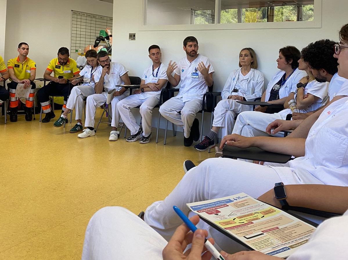 EduardArgudo's tweet photo. Improving our #ECPR team’s skills with in situ simulation scenarios for OHCA and IHCA! Two real-time scenarios without role-play and with a lengthy reflective debriefing. Outstanding teamwork!
Proud of the amazing team we have! 
@ECMOHUVH @UCI_vhebron @adjuntosdeurgen #ECMO https://t.co/HJeo5vQq4s