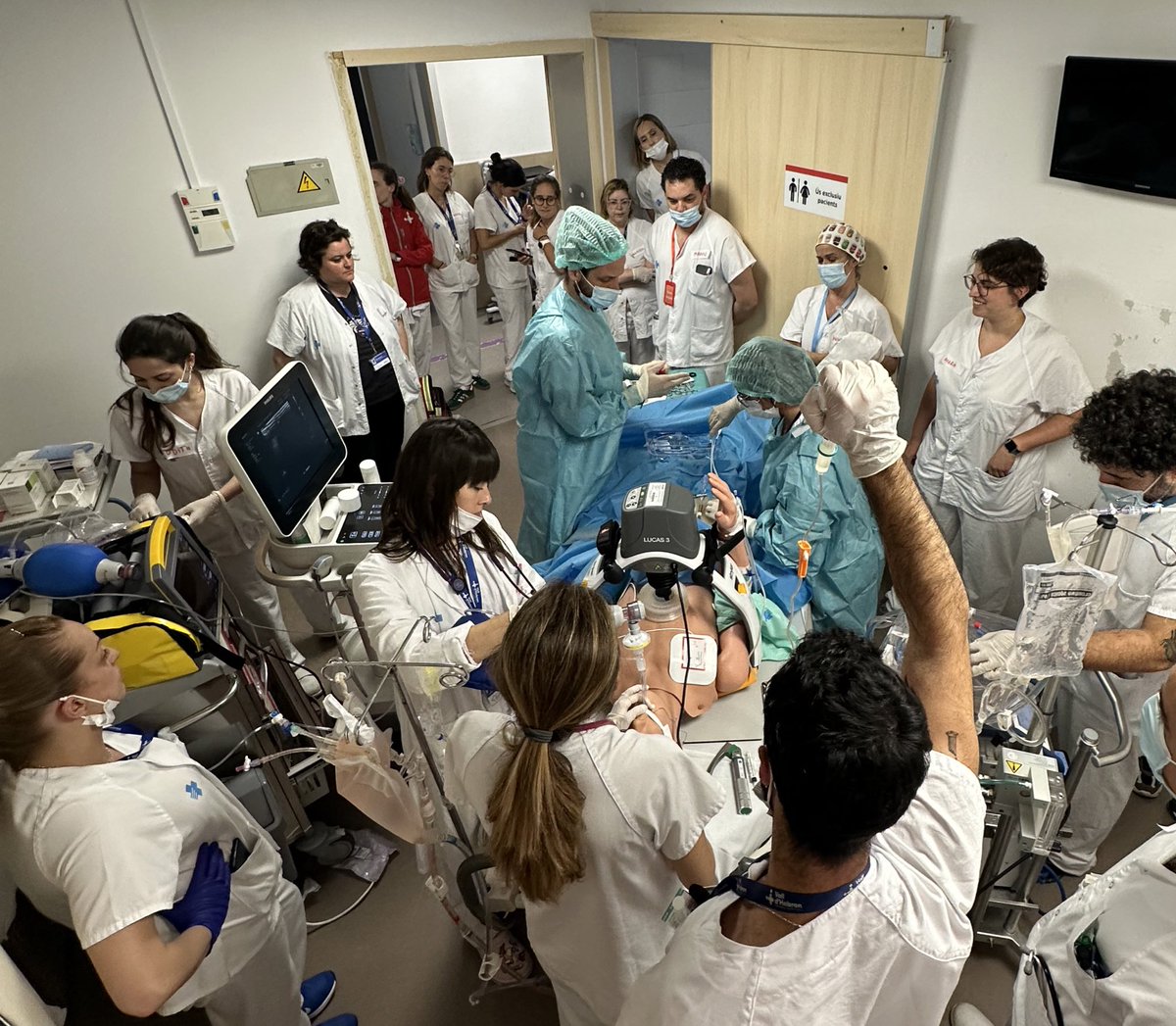 EduardArgudo's tweet photo. Improving our #ECPR team’s skills with in situ simulation scenarios for OHCA and IHCA! Two real-time scenarios without role-play and with a lengthy reflective debriefing. Outstanding teamwork!
Proud of the amazing team we have! 
@ECMOHUVH @UCI_vhebron @adjuntosdeurgen #ECMO https://t.co/HJeo5vQq4s