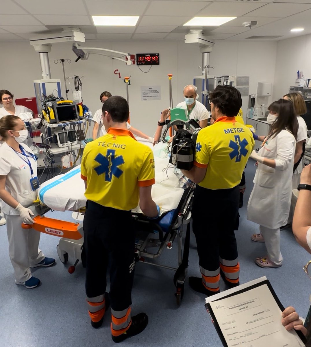 EduardArgudo's tweet photo. Improving our #ECPR team’s skills with in situ simulation scenarios for OHCA and IHCA! Two real-time scenarios without role-play and with a lengthy reflective debriefing. Outstanding teamwork!
Proud of the amazing team we have! 
@ECMOHUVH @UCI_vhebron @adjuntosdeurgen #ECMO https://t.co/HJeo5vQq4s