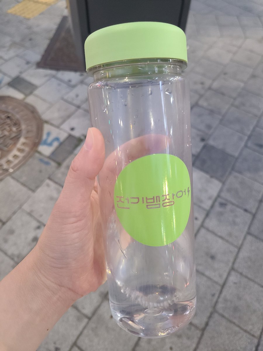 rockbaem's tweet photo. 운동하다가
옆(런닝머신)분이 내 전뱀 텀블러보고
본인도 안다고 조아한다구햇서
헤헤 역시 락서타 전뱀 https://t.co/TFq0tUWxeH