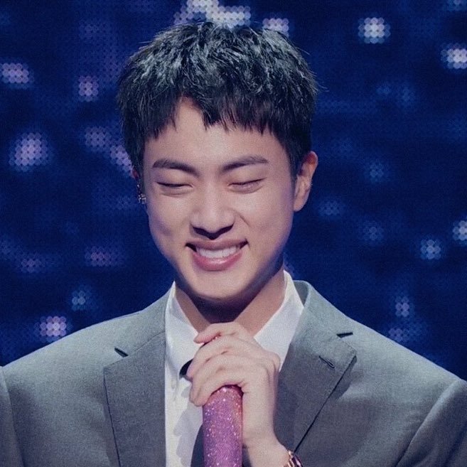 BTSxBRAZIL's tweet photo. Sabe, a pessoa que me trouxe para o ARMY foi ele. Lá no início de 2017 eu me apaixonei pelo Jin de primeira. Ele foi o primeiro que me chamou atenção e o responsável por abrir a porta da Magic Shop para mim (e enterrar a chave para eu não achar nunca mais 🤭).

Há 1 ano e 6 meses atrás, dar o até logo para ele doeu demais, era como se eu tivesse me despedindo de um melhor amigo. Porque é assim que eu vejo ele, o meu melhor amigo da vida que me tirou de um dos piores momentos da minha vida. 

Ver ele agora assim genuinamente feliz, fazendo o que ele nasceu para fazer, faz eu lembrar daquele início de vida de ARMY aonde ele era meu mundinho, meu único príncipe. 

Seja bem-vindo de volta Kim Seokjin, seja bem-vindo de volta a sua casa 💜