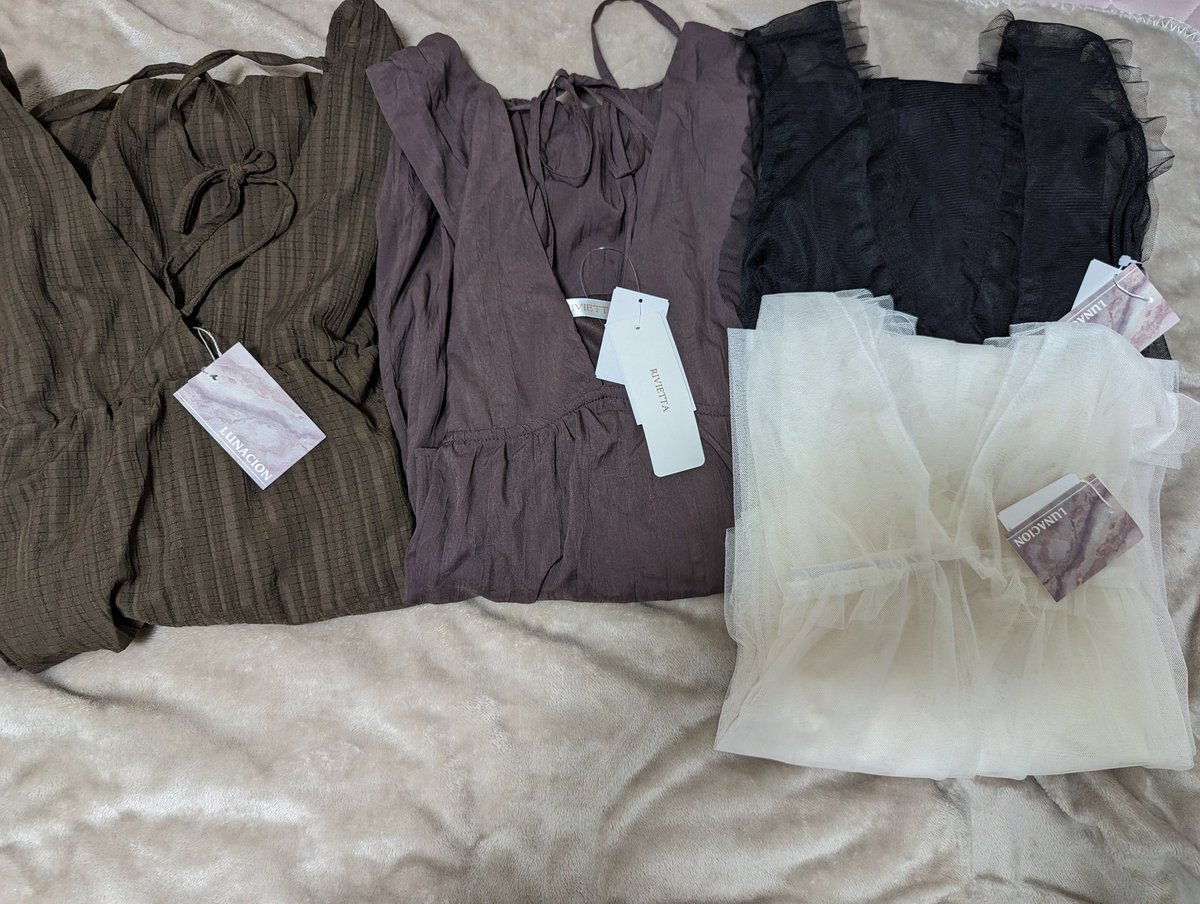 JfzduLt5yWns8YC's tweet photo. #しまむら購入品
少し前に買ったワンピ、ジャンスカ色々です(笑)
1枚目のLUNACIONさんのは前回黒とブラウン買ってたので白と新色のグレーを✨
そして何着かあるけどチュールはもう買わないと決めてたのに…
#RIVIETTA  #Lutique  #LUNACION  #hoktrish https://t.co/HCUrhROTF7