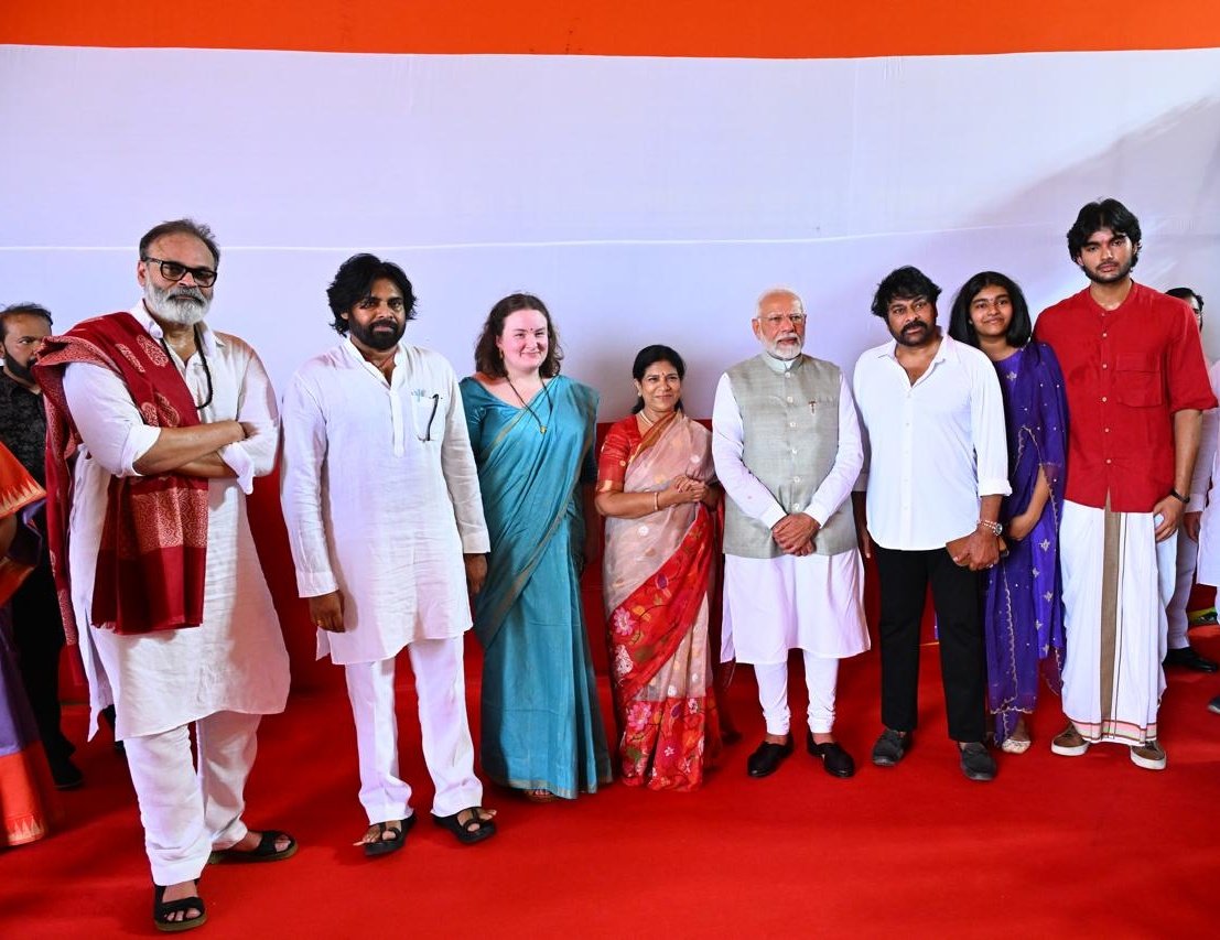 JanaSenaParty's tweet photo. Hon'ble PM Sri Narendra Modi garu met with the family members of Pawan Kalyan garu. Padmavibhushan Chiranjeevi garu, Surekha garu, Nagababu garu, and Pawan Kalyan's wife and children

@narendramodi  @PawanKalyan 
@KChiruTweets @NagaBabuOffl https://t.co/xprieCGunp