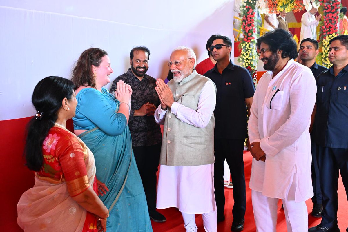 JanaSenaParty's tweet photo. Hon'ble PM Sri Narendra Modi garu met with the family members of Pawan Kalyan garu. Padmavibhushan Chiranjeevi garu, Surekha garu, Nagababu garu, and Pawan Kalyan's wife and children

@narendramodi  @PawanKalyan 
@KChiruTweets @NagaBabuOffl https://t.co/xprieCGunp