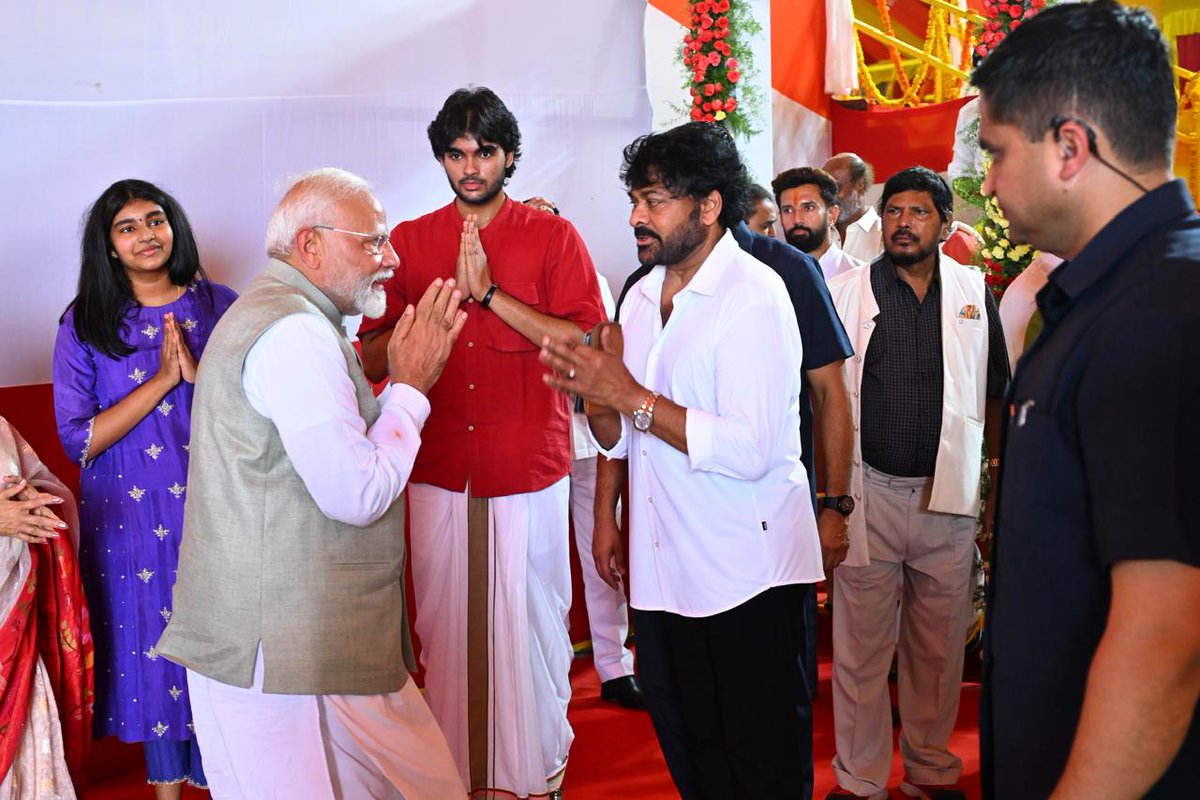 JanaSenaParty's tweet photo. Hon'ble PM Sri Narendra Modi garu met with the family members of Pawan Kalyan garu. Padmavibhushan Chiranjeevi garu, Surekha garu, Nagababu garu, and Pawan Kalyan's wife and children

@narendramodi  @PawanKalyan 
@KChiruTweets @NagaBabuOffl https://t.co/xprieCGunp