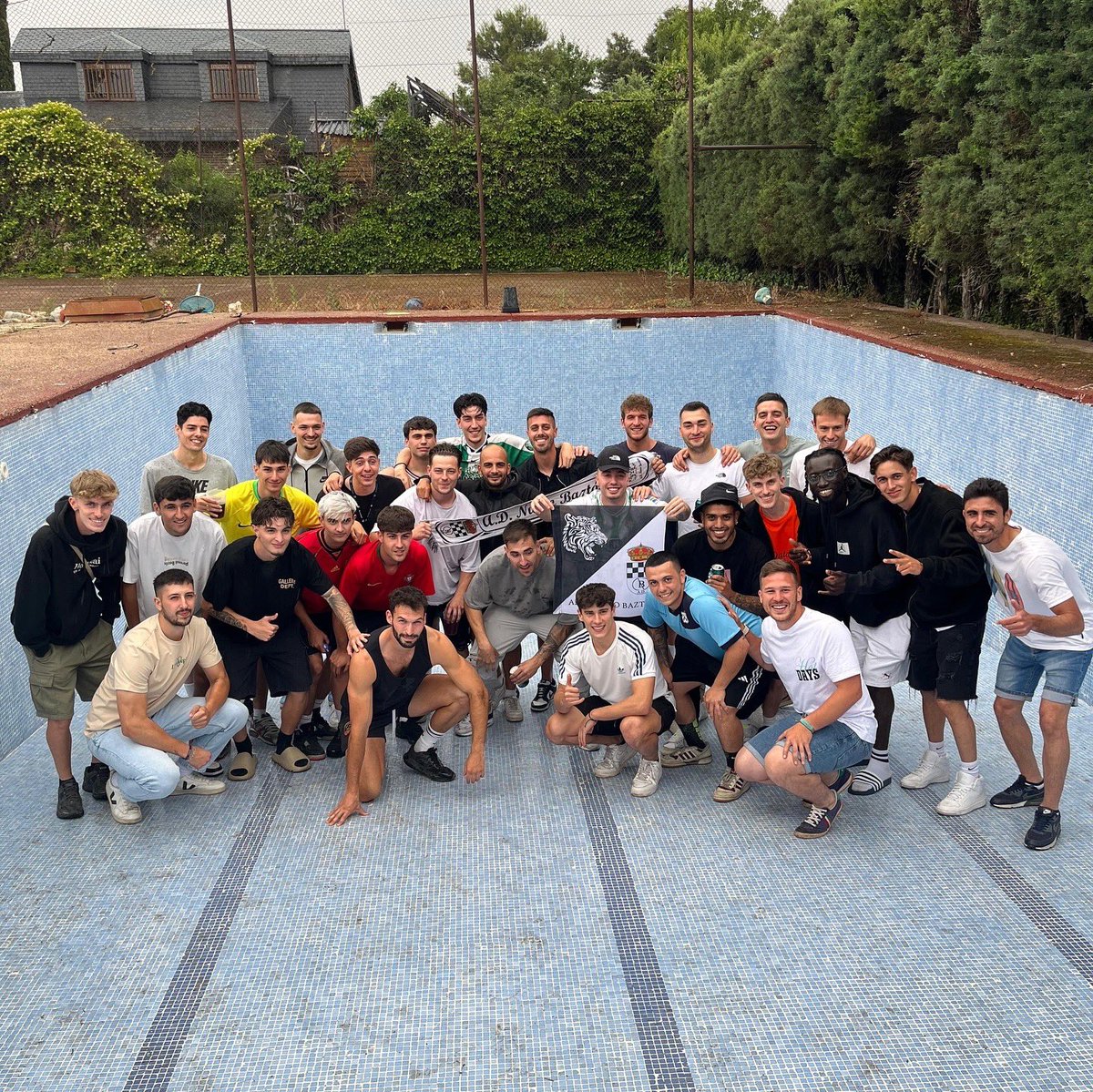 alexdinis_'s tweet photo. 🔚 Ha sido la ostia disfrutar del camino… me llevo personas en el corazón, enseñanzas nuevas, aprendizaje continuo, no voy a negar que siempre soñé con celebrar un ascenso con vosotros… recordare con orgullo que lo vivimos muy cerca muchas veces… antes o después eso llegará… https://t.co/DPyyDOiNCp