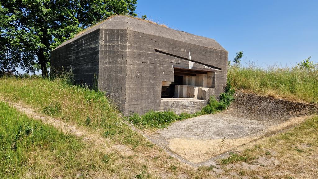 PeterTibben's tweet photo. @germanbunkers Did you know that the Germans extended the Westwall through the Netherlands which they named the Panther Stellung. From Arnhem to the IJselmeer, partly following the course of the Dutch "Grebbelinie". 24 R703 casemates were built, of which only 12 remain today. https://t.co/6APg9liknw