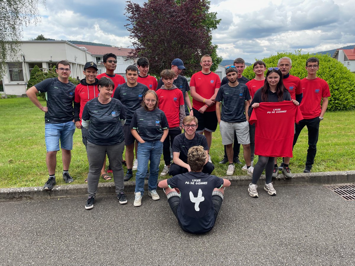 GerardmerLp's tweet photo. Nouveaux maillots pour l'UNSS du lycée avec l'aide de la mairie de Gérardmer suivi d'une collation
@unssncymtz @unss @acnancymetz  @RLaganier @ValDautresme https://t.co/Bs8tQIttFM