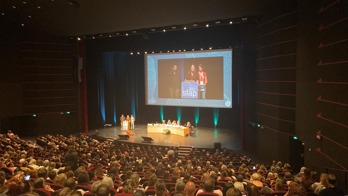 asso_SFAP's tweet photo. Jeanne Amourous, Olivier Maille, Raphaëlle Rouille présentent un rêve qui se réalise : les maisons de vie !
#congres #sfap #ihaveadream https://t.co/GMBMBSECV2