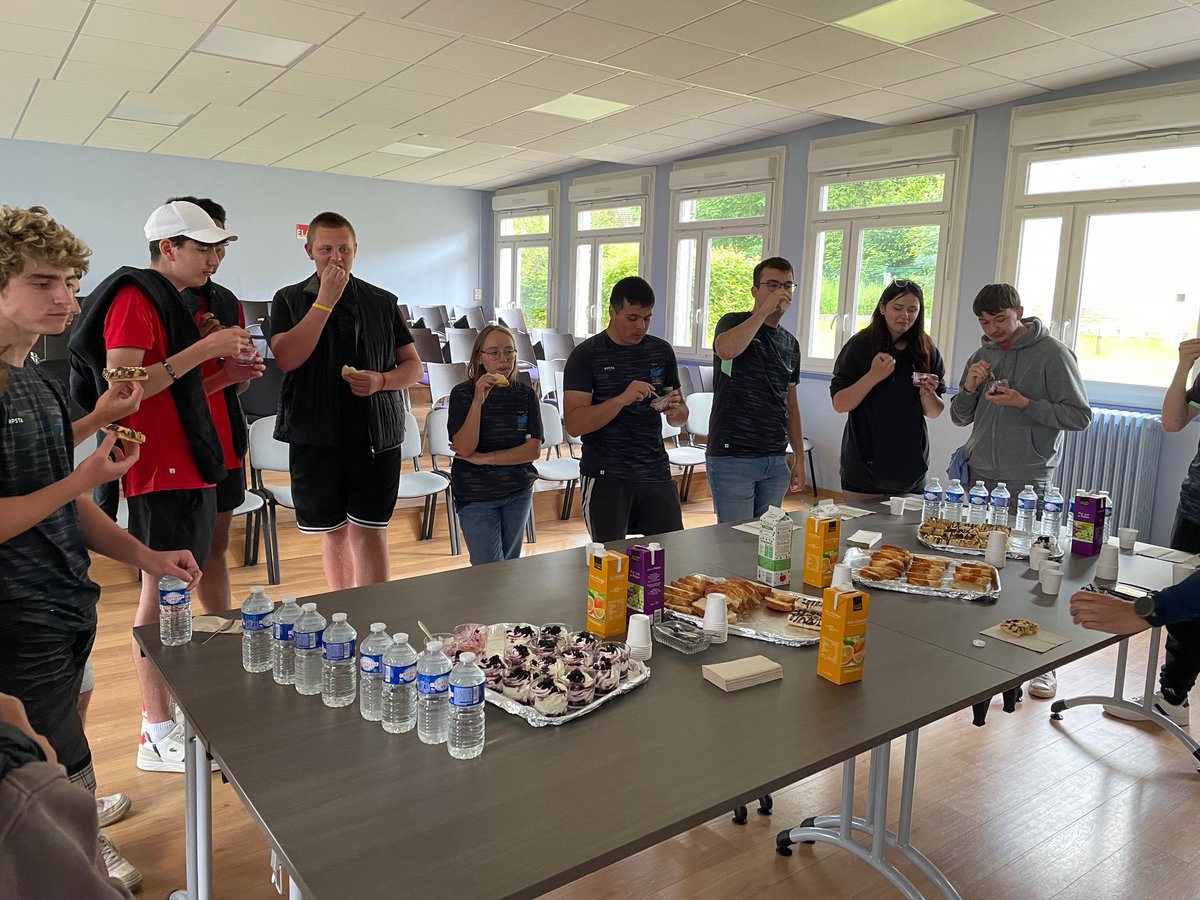 GerardmerLp's tweet photo. Nouveaux maillots pour l'UNSS du lycée avec l'aide de la mairie de Gérardmer suivi d'une collation
@unssncymtz @unss @acnancymetz  @RLaganier @ValDautresme https://t.co/Bs8tQIttFM