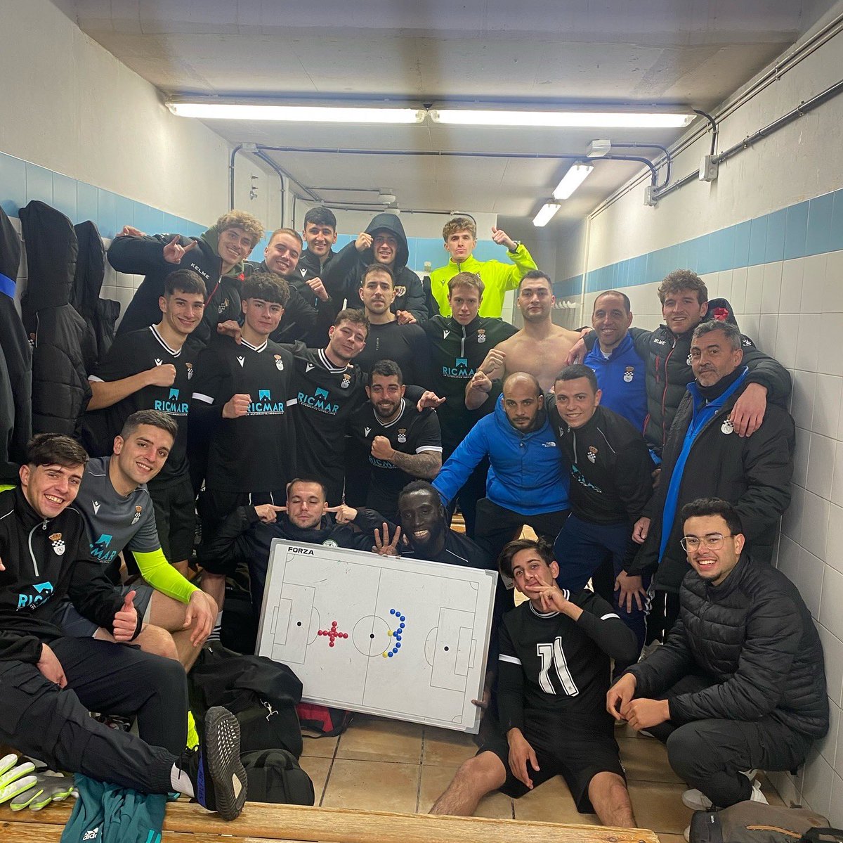 alexdinis_'s tweet photo. Vaya fútbol nos habéis regalado señores… como duele separarse… GRACIAS ETERNAS, para siempre en mi corazón familia AD NUEVO BAZTÁN 🖤🤍 Amarás….. https://t.co/y5CAhqgJxX