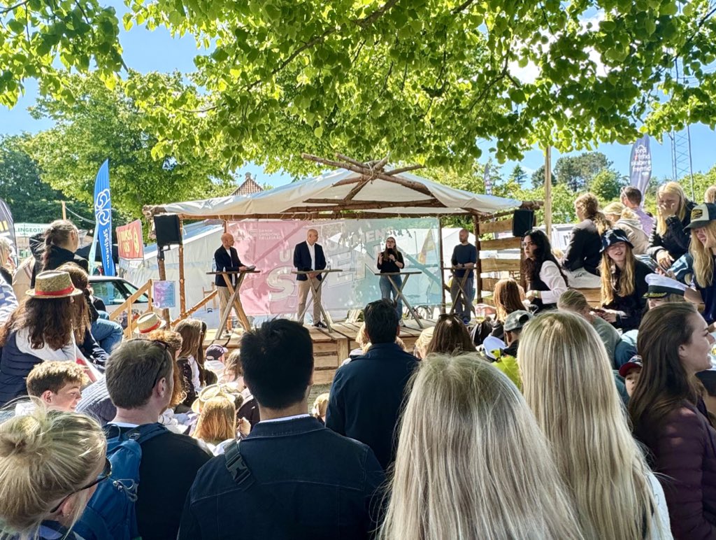 Jonas Manthey Olsen (@jonasmanthey) on Twitter photo Vigtig debat om børn, unge og tech på Ungdommens Scene med <a href="/regeringDK/">Regeringen</a> <a href="/redbarnetdk/">Red Barnet</a> <a href="/BornsVilkar/">Børns Vilkår</a> & <a href="/danskungdom/">DUF - Dansk Ungdoms Fællesråd</a> 🙌
Der er brug for at stille tech-giganterne til ansvar!
#dkpol #fmdk Vigtig debat om børn, unge og tech på Ungdommens Scene med <a href="/regeringDK/">Regeringen</a> <a href="/redbarnetdk/">Red Barnet</a> <a href="/BornsVilkar/">Børns Vilkår</a> & <a href="/danskungdom/">DUF - Dansk Ungdoms Fællesråd</a> 🙌
Der er brug for at stille tech-giganterne til ansvar!
#dkpol #fmdk