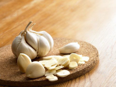 We know garlic is excellent for health. Adding it to the diet is excellent for overall health and immune support. 

✨It is packed with antioxidants 
✨Helps support detoxing 
✨Is an anti-fungal
✨Reduces inflammation 
✨Promotes powerful immune support

 But...garlic breath? 😊