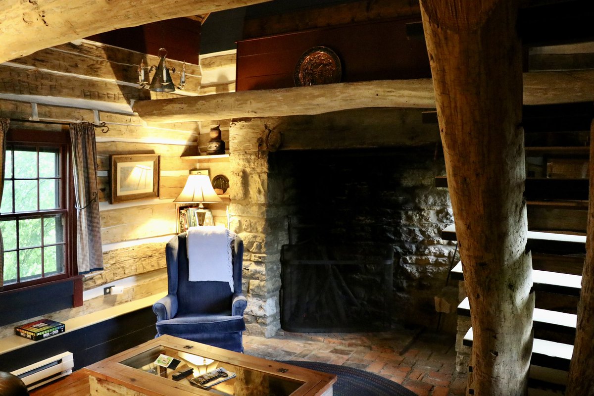 Would you stay in an 1830s log cabin? 

A Weekend Getaway to Mineral Point, Wisconsin ➡️lifewithmariah.com/a-weekend-geta…