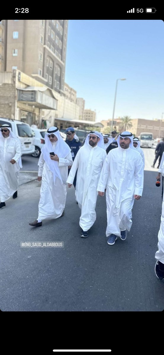 وبثوا اللي تقولونه على كل أثير
سمعة الطيب ماهي للسقوط آيله

السنافي على قوله وفعله الاخير
ما يخالف عليه الراي ، والراي له

من تقول عليه الكذب ماهو بخير
دايم القول مردود على قايله 

لا تمنون كبوات الحصان الشهير
الزمن مستحيل يكدشّ أصايله

#سعود_الدبوس
#البلديه