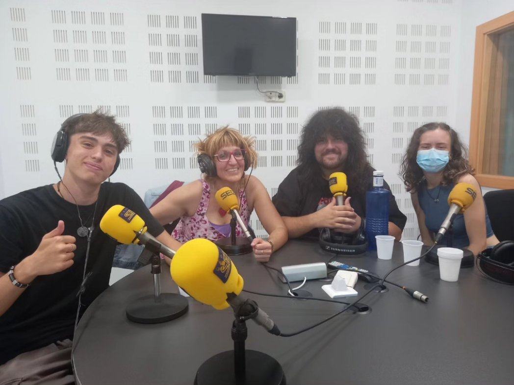 Ya podéis escuchar la entrevista que nos han hecho esta mañana junto a nuestras compañeras de <a href="/Mascarandula_/">Mascarandula 🎭</a> en <a href="/SERMadridSur/">SER Madrid Sur 94.4</a> 

cadenaser.com/cmadrid/2024/0…

#IESNarcísMonturiol #IESLasAméricas #Parla #TeatroEscolar #ProyectoLaramie #TodosHablaránDeNosotras