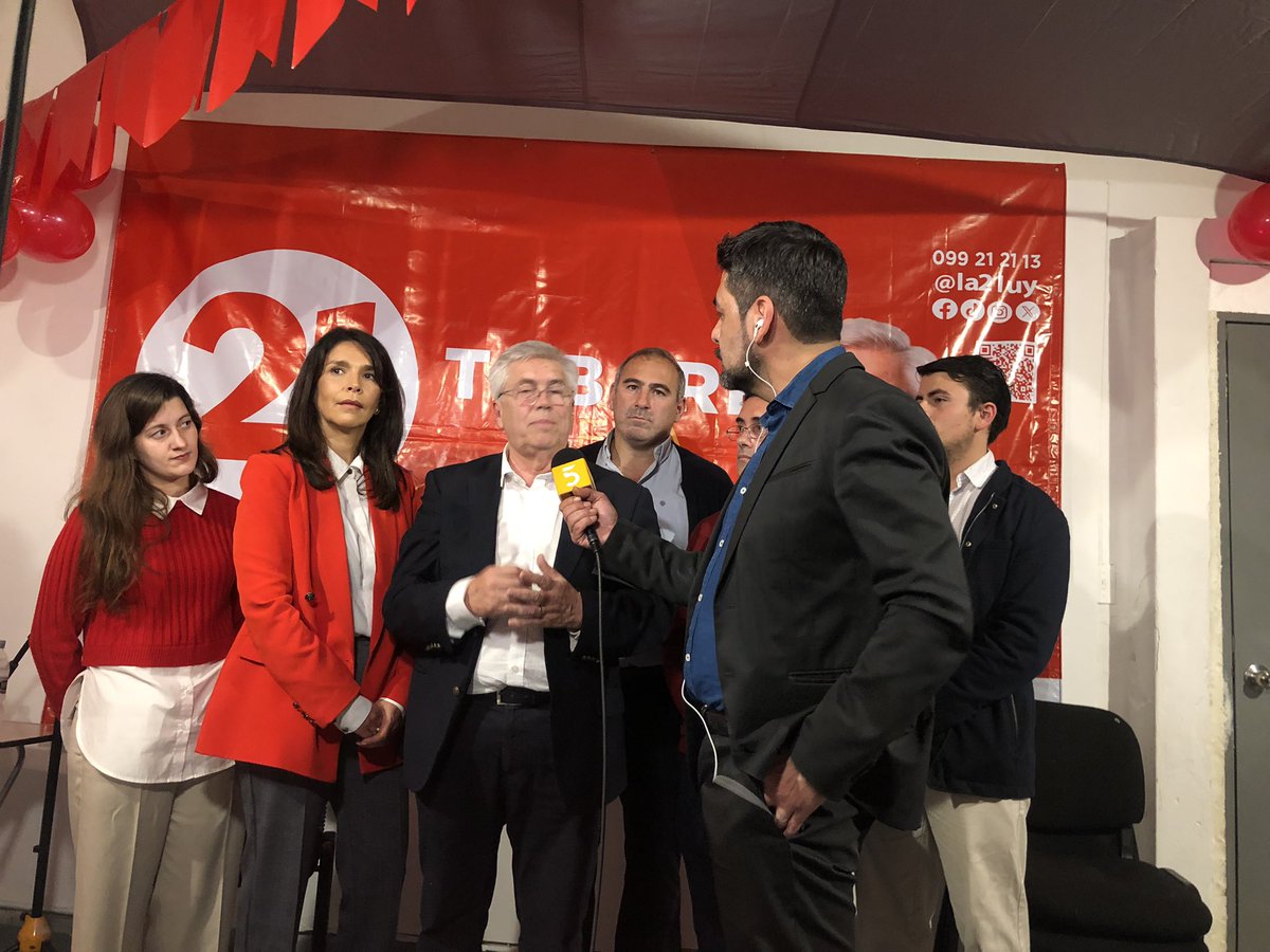 La21uy's tweet photo. Muchas gracias a todos por acompañarnos en la presentación de nuestra lista! 
#La21 
#LiderazgoParaElCambio https://t.co/9r3U8lmLsV