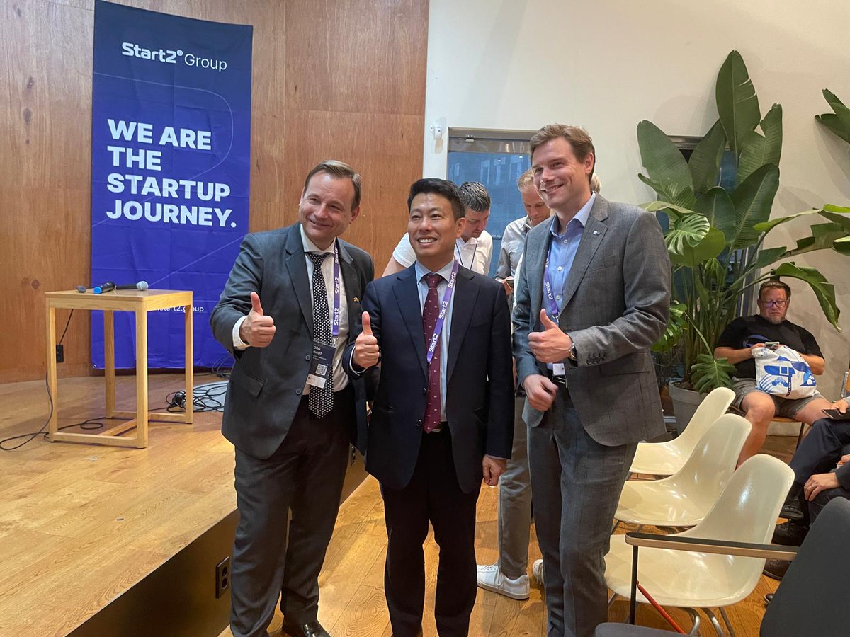 GermanyinKorea's tweet image. Full House - full of ideas.
🇩🇪 #StartUp night with projects  such as harvesting wind energy with kites, smart medical devices and many more. 
🙏 Deputy Minister Jungwook Lim from Ministry of SME and Startups 🇰🇷 for  joining us.  #GermanAccelerator 
#kgcci #Berlin #Start2Group